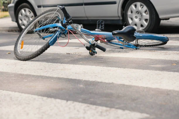 moto-azul-en-un-paso-de-peatones-despuC3A9s-de-incidente-fatal-con-un-coche