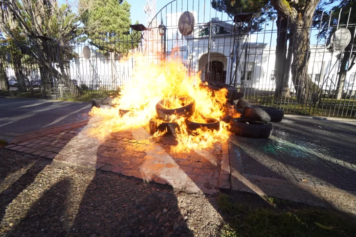 quema-cubiertas-docentes-adosac-casa-gobierno-santa-cruz-cumpleanos-vidal-LF-5-728x486